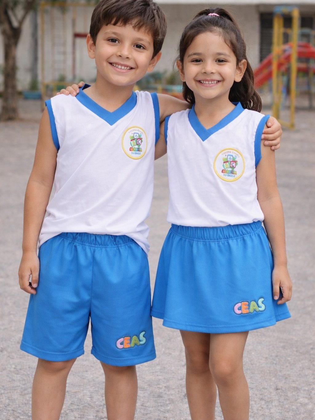 Crianças da Creche Escola Alegria do Saber com o uniforme da escola
