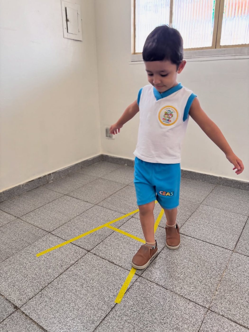 Criança em atividade de equilíbrio e coordenação