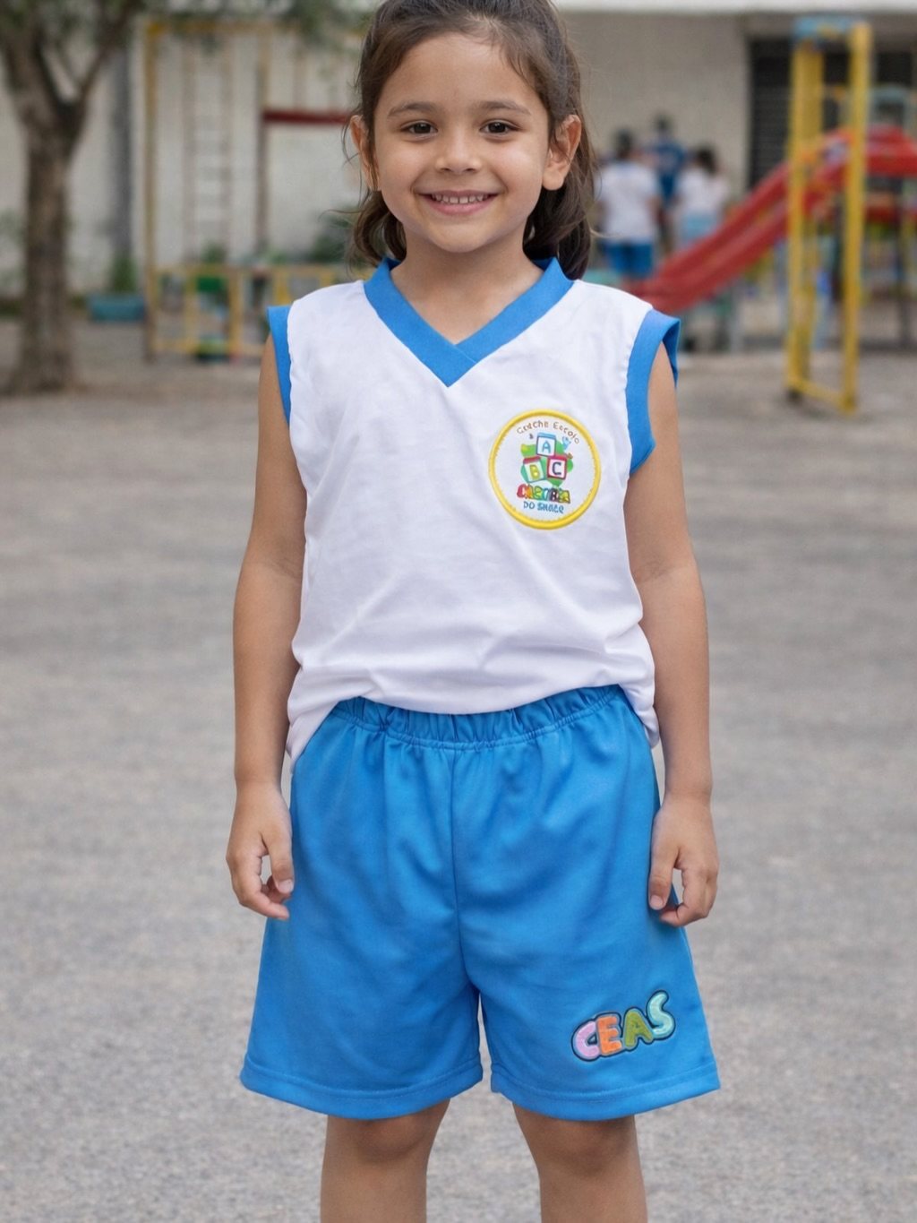 Criança da Alegria do Saber no pátio da escola