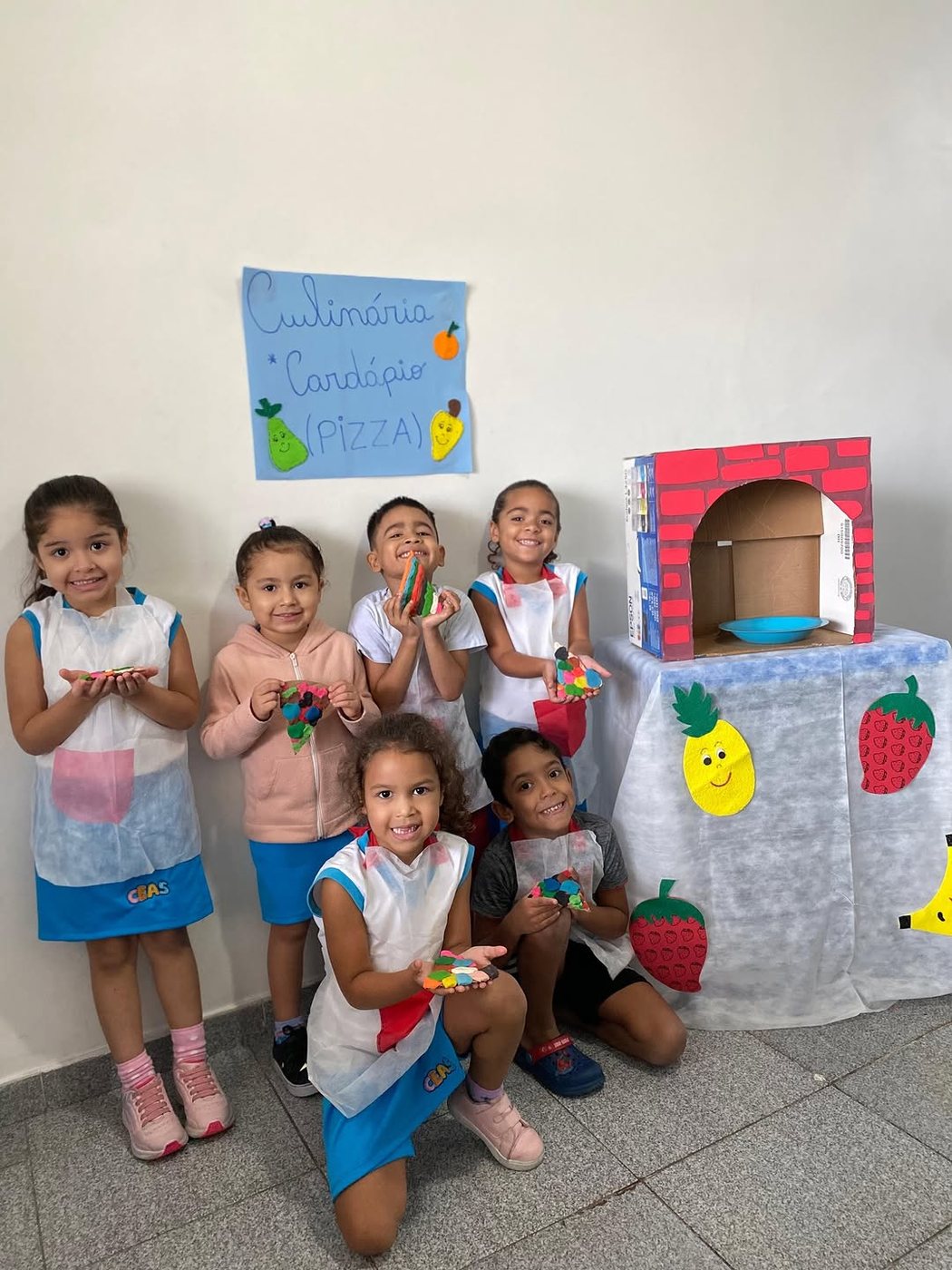 Turma da Creche Escola Alegria do Saber em atividade de culinária